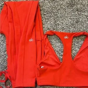 美品★alo yoga★アローヨガ★長袖トップス★レッド　赤色★M レッド（赤）系 ALO Yoga(アロー) フィットネストップス